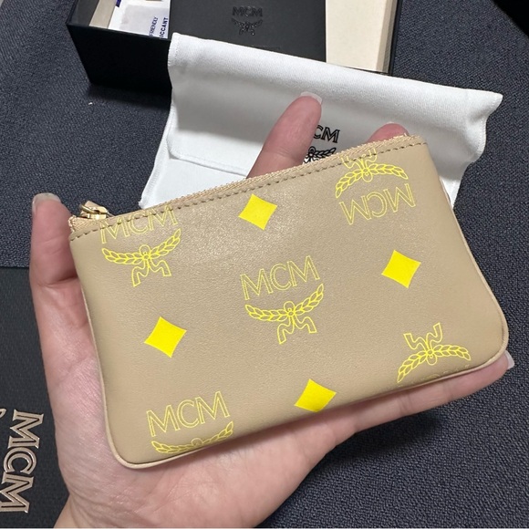 NEW MCM Color Splash Small Croissant Smooth Visetos Leather Key Ring Zip Wallet - Picture 3 of 3